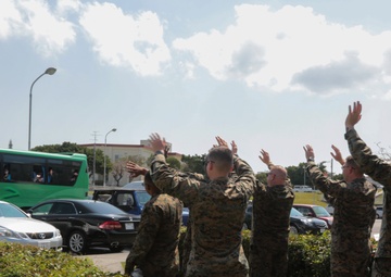 MARINE BAND INSTRUCTS LOCAL ELEMENTARY SCHOOL BAND/海兵音楽隊、小学校吹奏楽部を指導