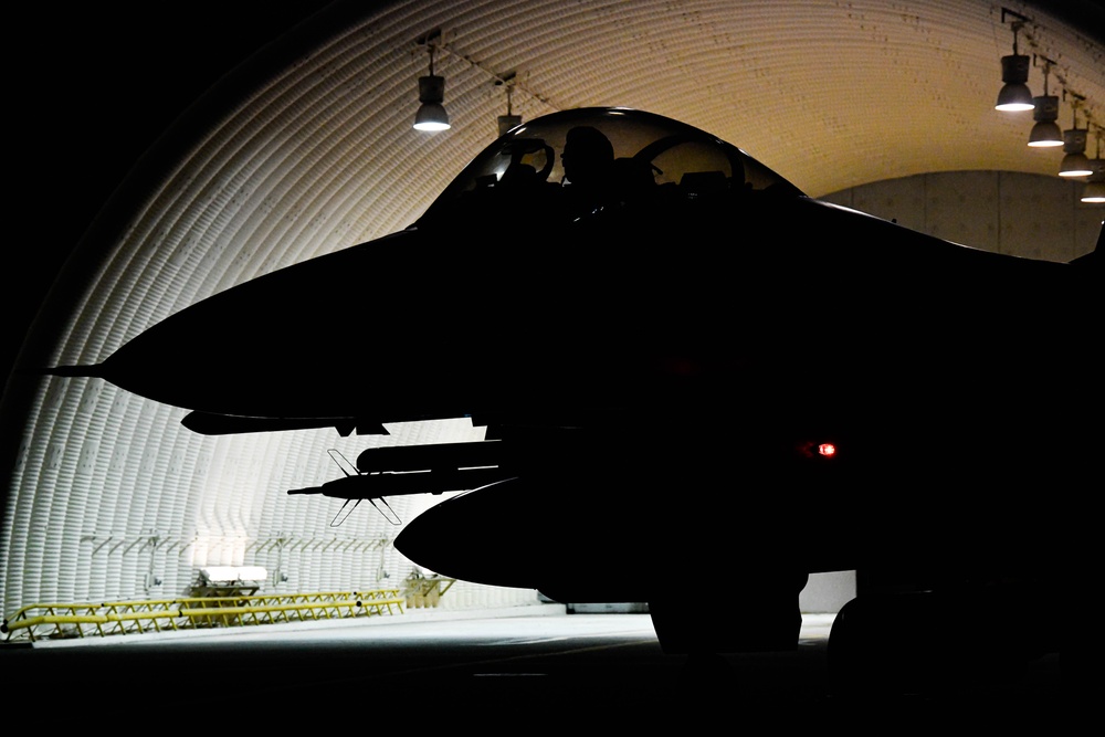 8 FW conduct night ops during KFT 23