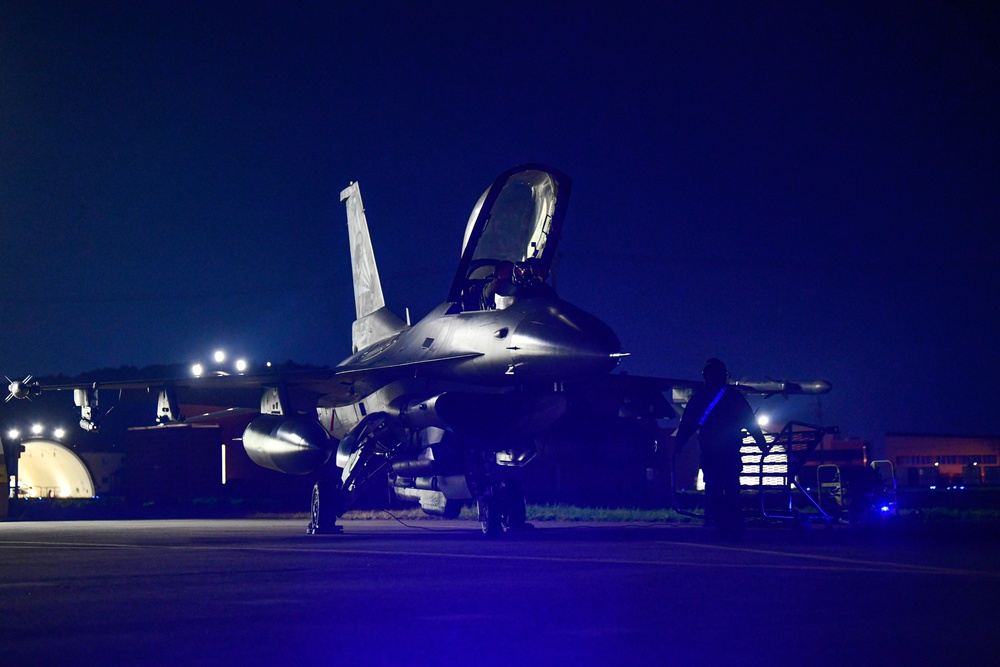 8 FW conduct night ops during KFT 23