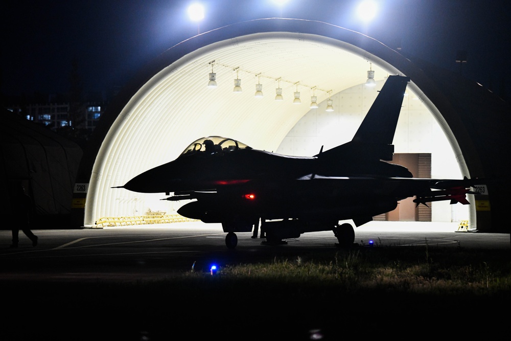 8 FW conduct night ops during KFT 23