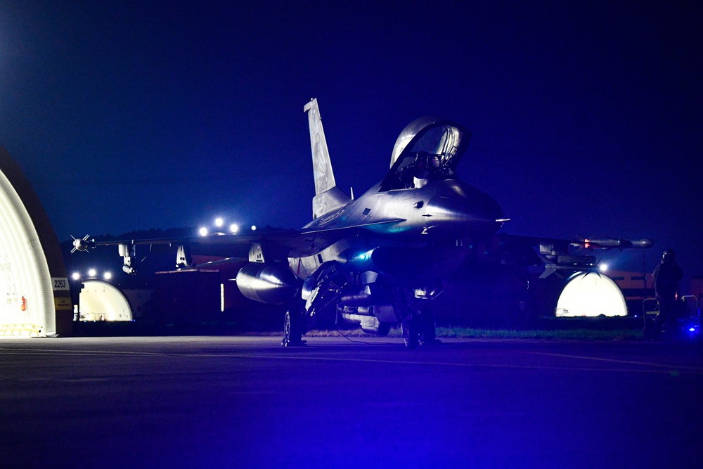 8 FW conduct night ops during KFT 23