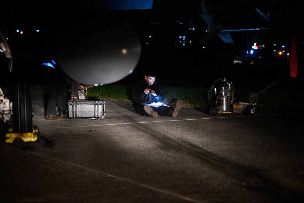 8 FW conduct night ops during KFT 23
