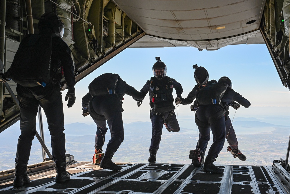 19th AW all-female aircrew inspires future female leaders