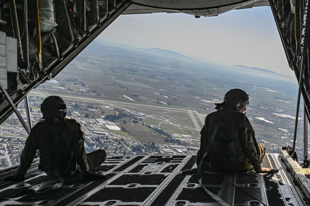 19th AW all-female aircrew inspires future female leaders