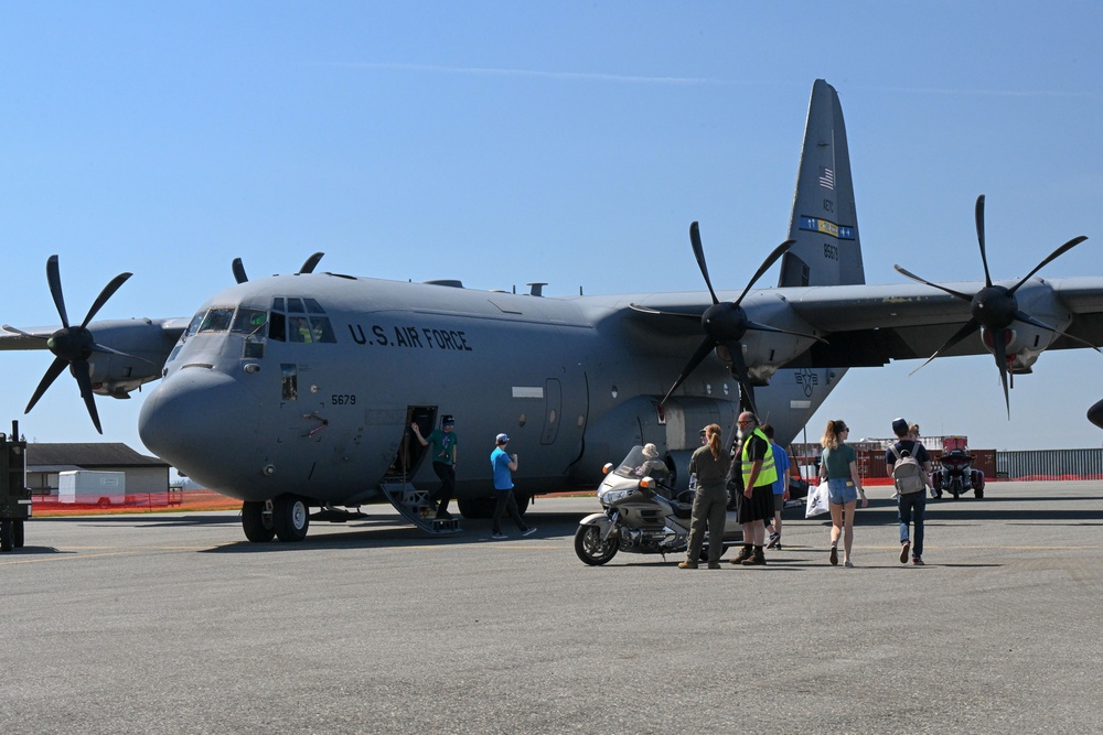 19th AW all-female aircrew inspires future female leaders