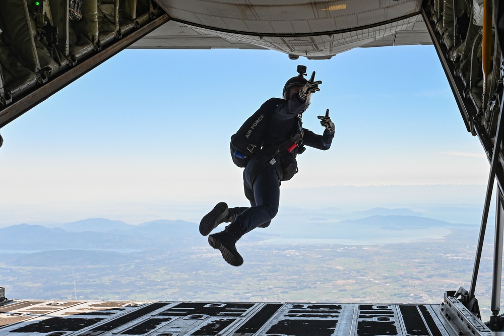 19th AW all-female aircrew inspires future female leaders