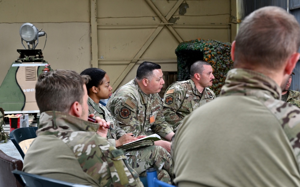 AMT leadership, Dutch soldiers discuss DE23 airlift operations