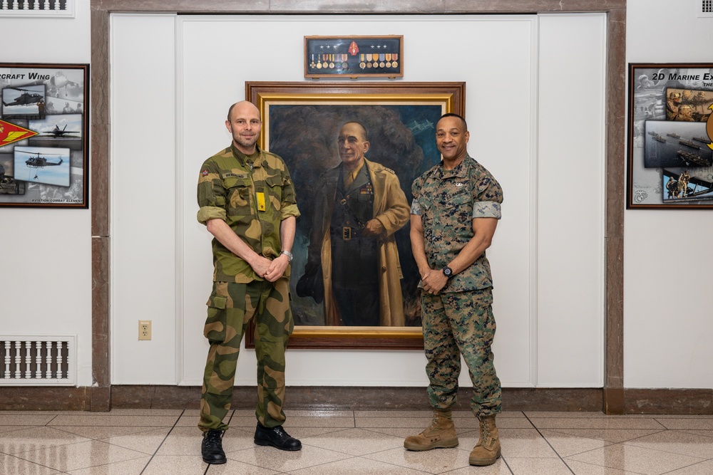 Norwegian General visits 2d MARDIV