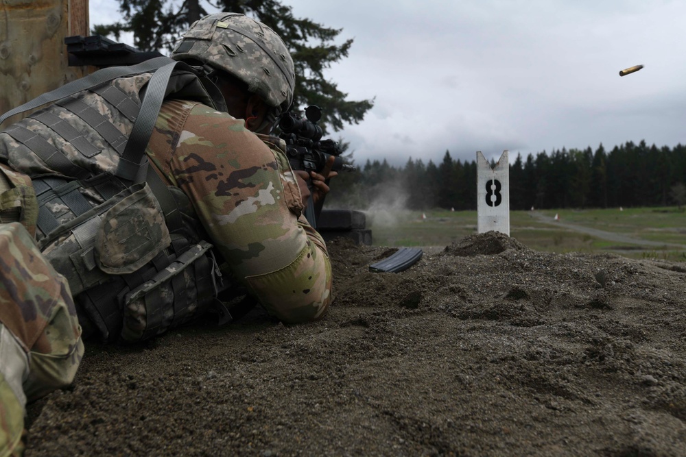 Washington National Guard Soldiers reenforce rifle skills at the range