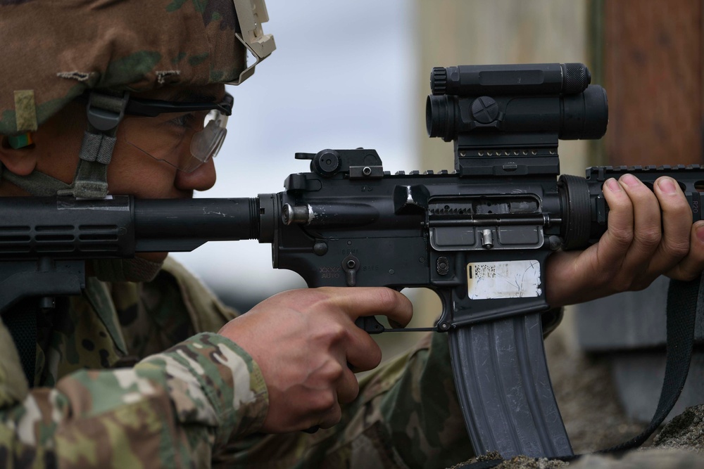 Washington National Guard Soldiers reenforce rifle skills at the range