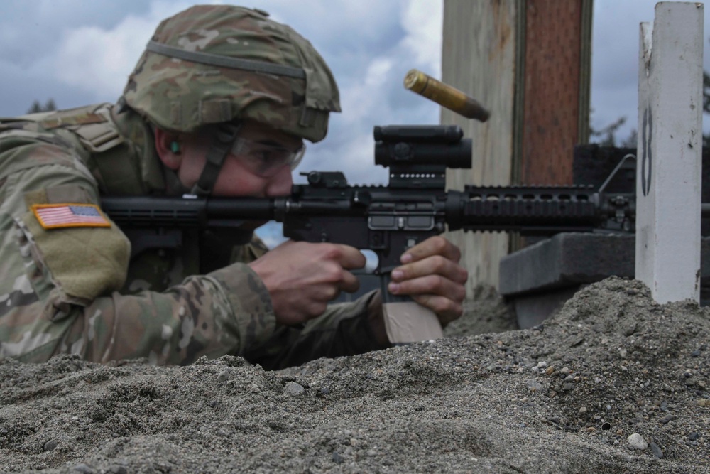 Washington National Guard Soldiers reenforce rifle skills at the range