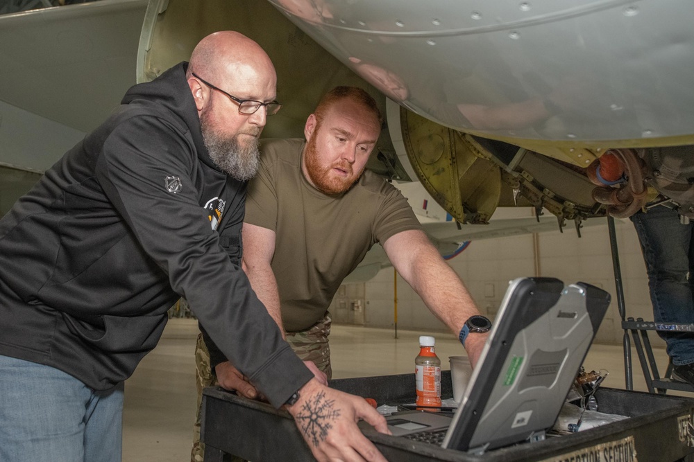 RAF and USAF engineers work side by side during inspection