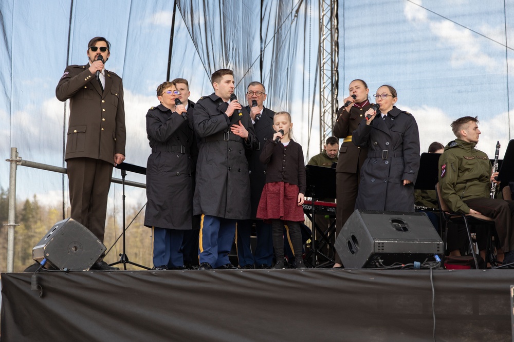 DVIDS – Ziņas – Mičiganas un Latvijas muzikālais piedāvājums simbolizē valsts partnerības programmas spēku