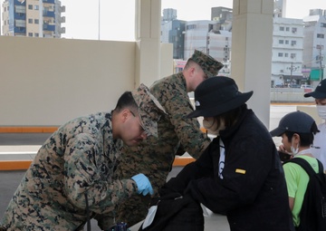 LOCAL WALK EVENT CONNECTS TWO A-FENCE-AWAY COMMUNITIES / フェンスを超えて２つの地域をつなぐ「てだこウォーク」