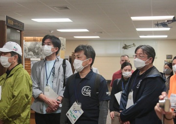 LOCAL WALK EVENT CONNECTS TWO A-FENCE-AWAY COMMUNITIES / フェンスを超えて２つの地域をつなぐ「てだこウォーク」