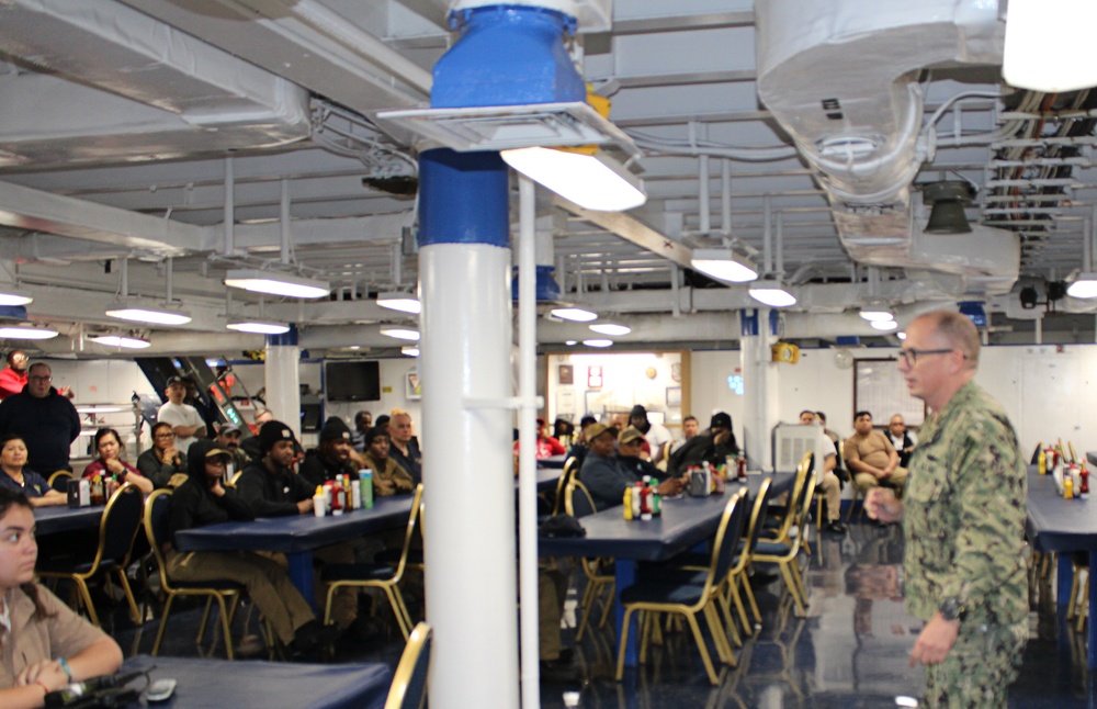 MSCEURAF COMMODORE VISITS USS MOUNT WHITNEY