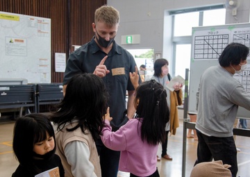 US MARINES JOIN CROSS-CULTURAL EXCHANGE, HELP EXPAND LOCAL COMMUNITY ASSOCIATIONS /米海兵隊員、異文化交流に参加し地域自治会拡大に貢献