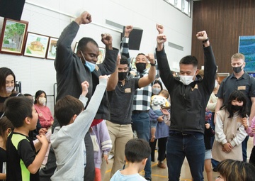 US MARINES JOIN CROSS-CULTURAL EXCHANGE, HELP EXPAND LOCAL COMMUNITY ASSOCIATIONS /米海兵隊員、異文化交流に参加し地域自治会拡大に貢献