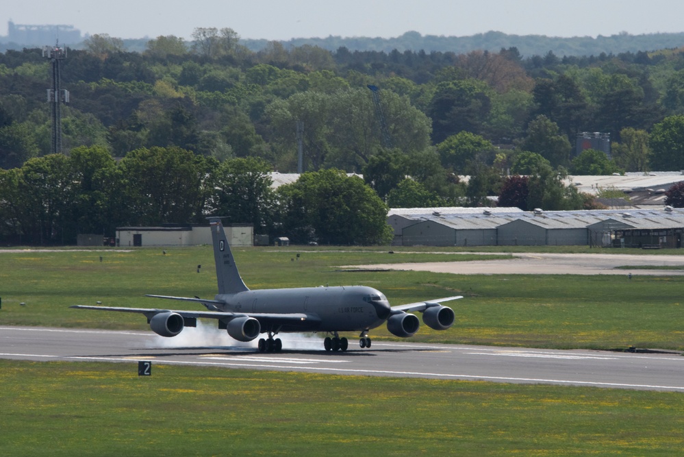 KC-135 Stratotanker flight maneuvers