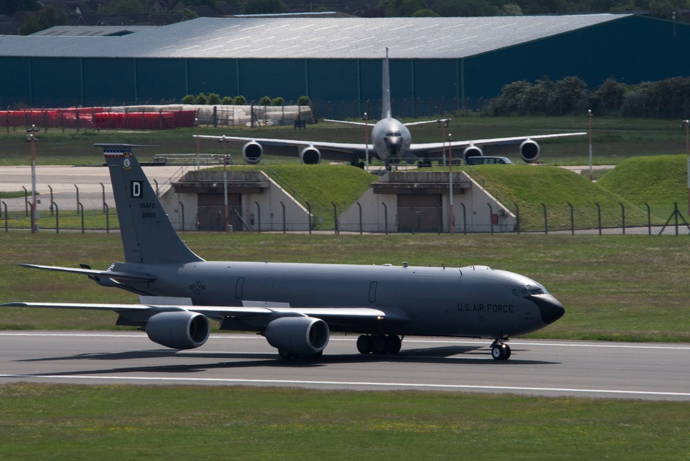 KC-135 Stratotanker flight maneuvers