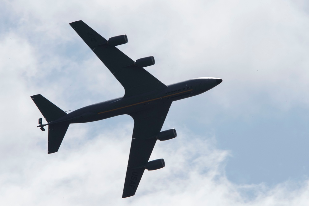 KC-135 Stratotanker flight maneuvers