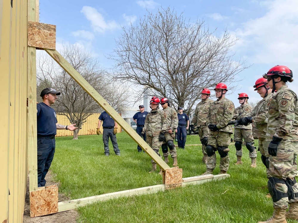 Medical Airmen conduct search and extraction training