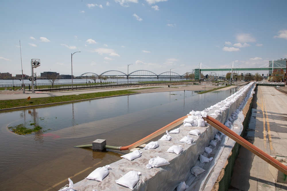 Rock Island District Commander Tours Davenport Flood Control Barrier