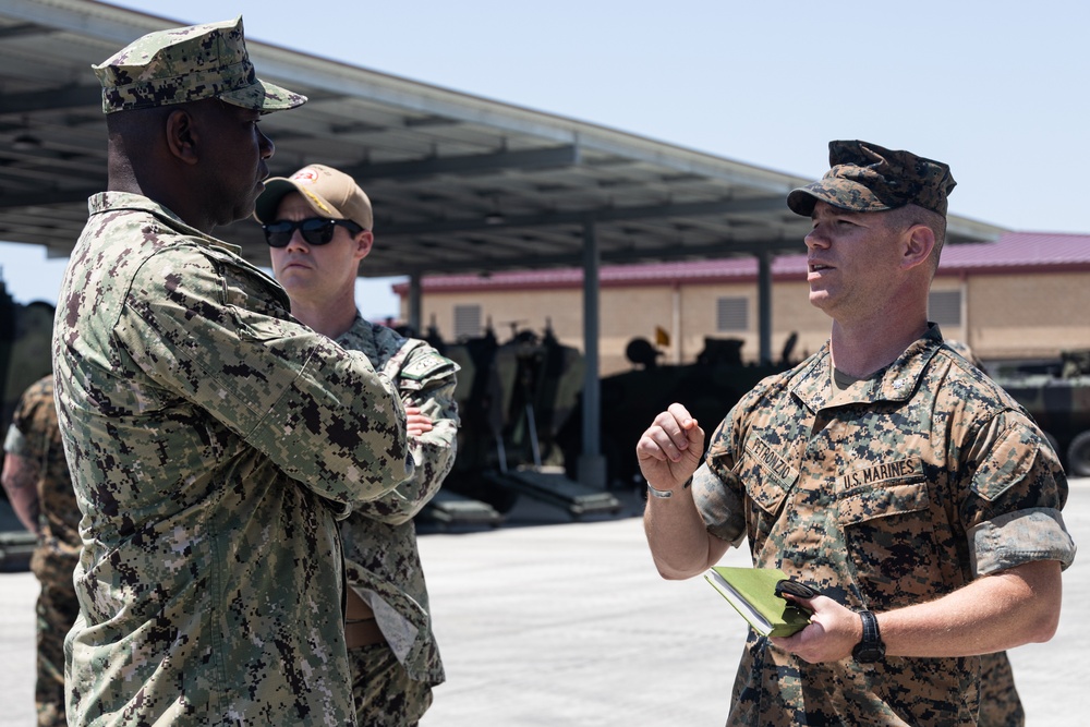 Incoming Expeditionary Strike Group 3 commander visits 1st Marine Division