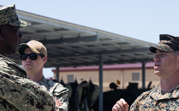 Incoming Expeditionary Strike Group 3 commander visits 1st Marine Division