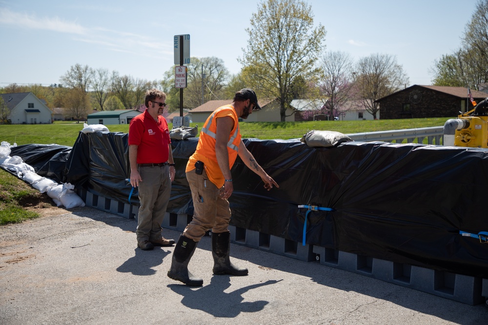 Flood Area Engineer Team Tours Quad Cities