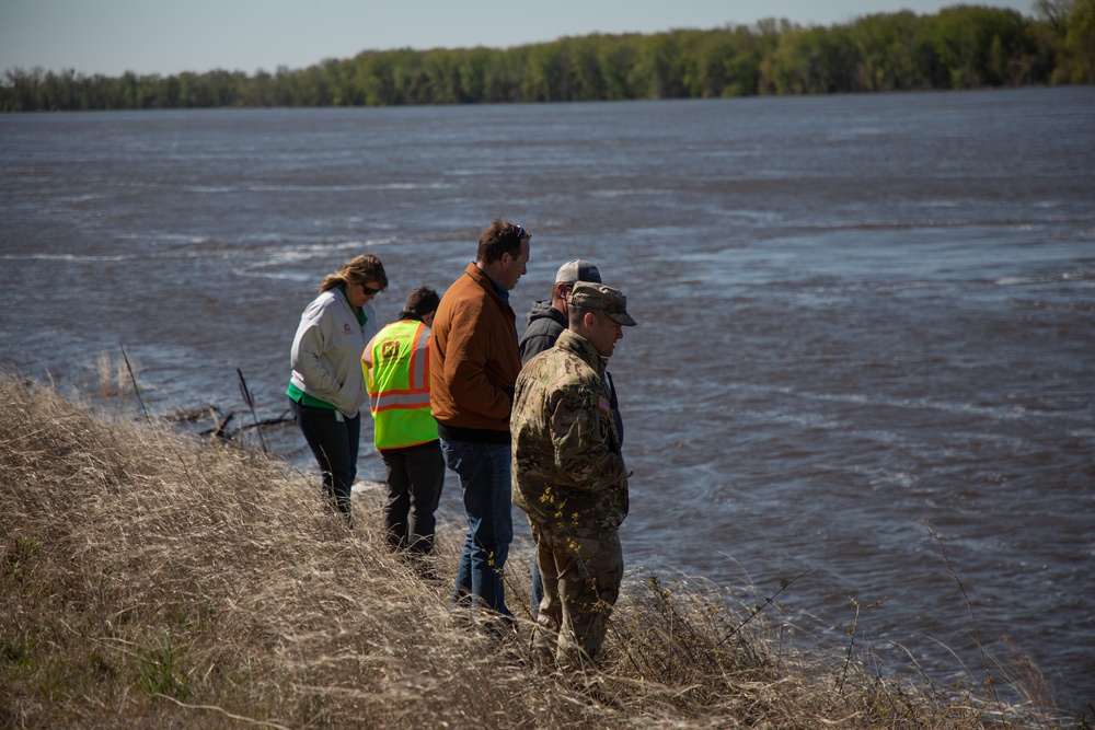 Rock Island District Commander Joins Flood Area Engineer Team for Tour