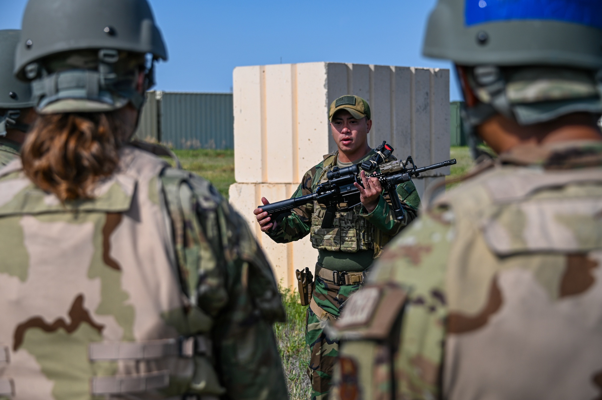 【USED】 MILITARY COMMUNICATIONS Edited 97 2000w_q95.jpg