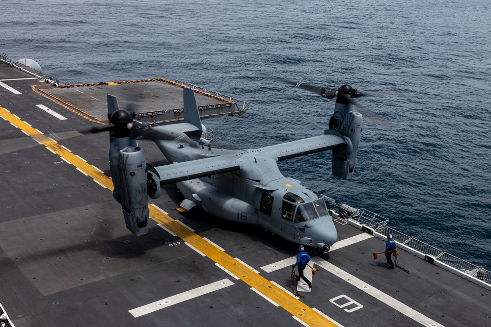 26th MEU Conducts Deck Landing Qualifications