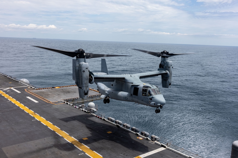 26th MEU Conducts Deck Landing Qualifications