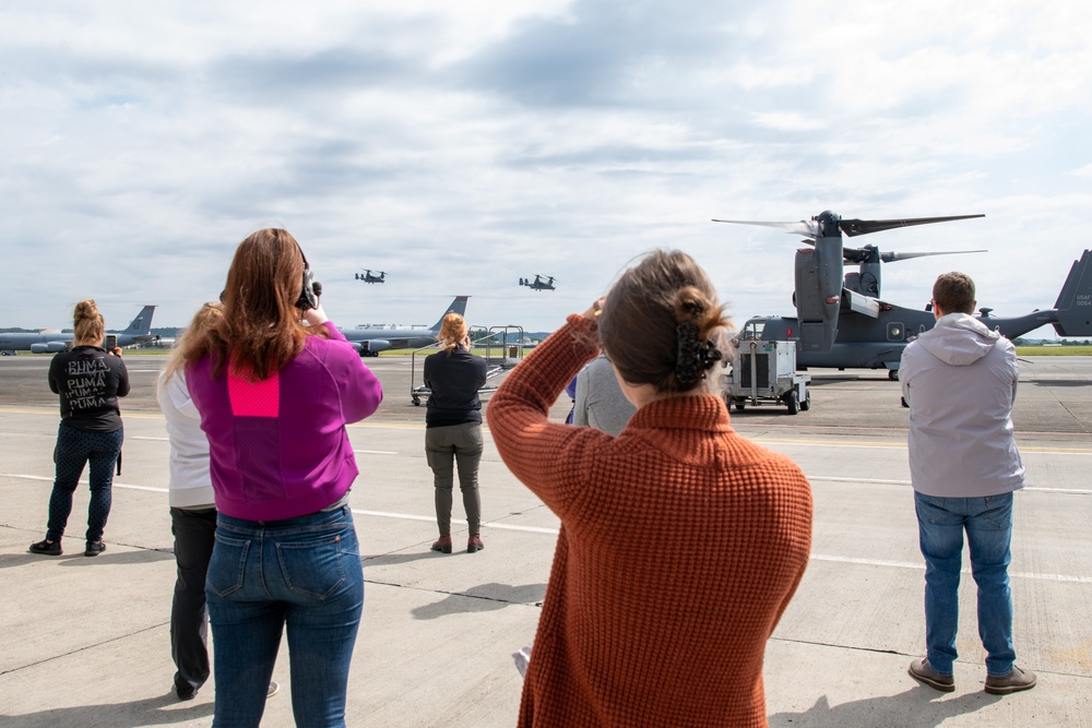 Yokota spouses take incentive CV-22 flight