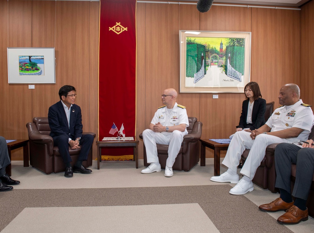 CNRJ visits Sasebo Mayor