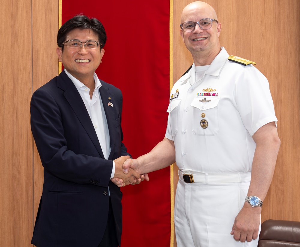 CNRJ visits Sasebo Mayor