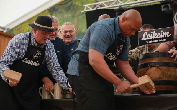German-American Volksfest: Tapping of kegs