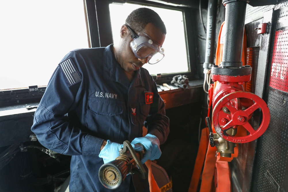 USS Ramage Sailor Performs Maintenance