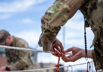 Ivy Soldiers compete in the 4th Infantry Division Best Squad Competition Knot Event
