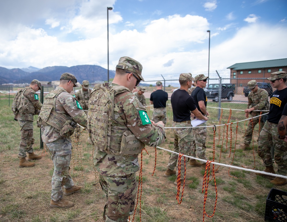 Ivy Soldiers compete in the 4th Infantry Division Best Squad Competition Knot Event