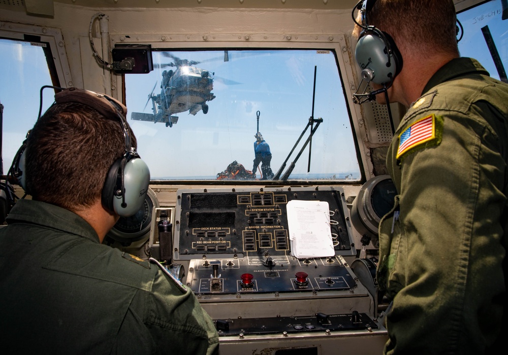 USS Robert Smalls (CG 62) Conducts VERTREP with HSM-77 SaberHawks