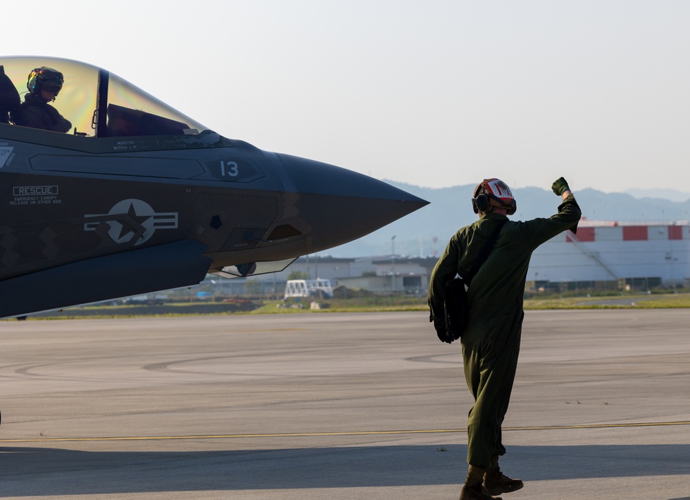 MWSS-171, VMFA-242 Marines conduct FARP training at Marine Corps Air Station Iwakuni.