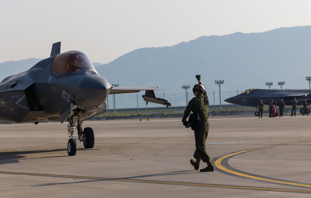 MWSS-171, VMFA-242 Marines conduct FARP training at Marine Corps Air Station Iwakuni.