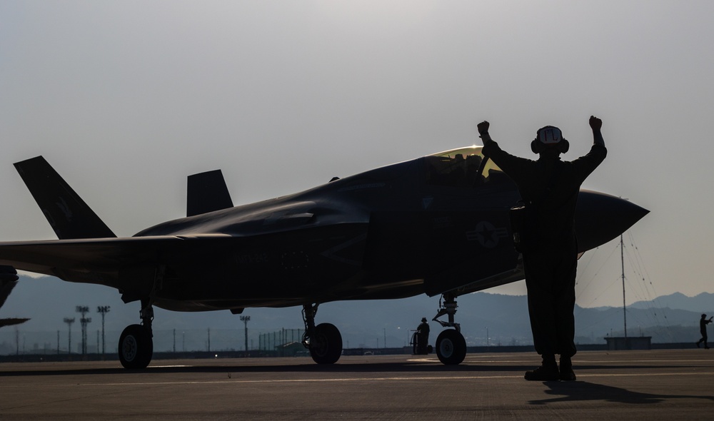 MWSS-171, VMFA-242 Marines conduct FARP training at Marine Corps Air Station Iwakuni.