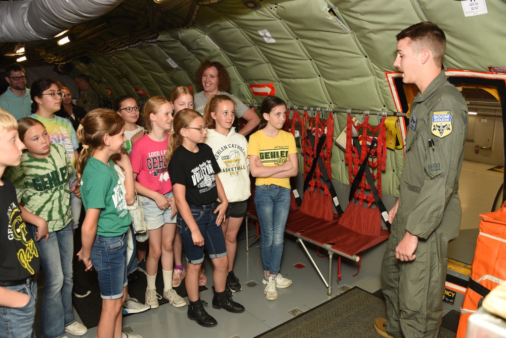 Le Mars 4th graders tour KC-135