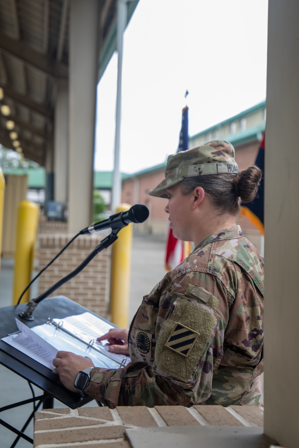 The 414th Signal Company changes command