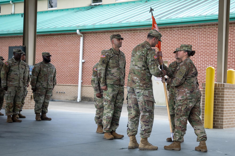 The 414th Signal Company changes command