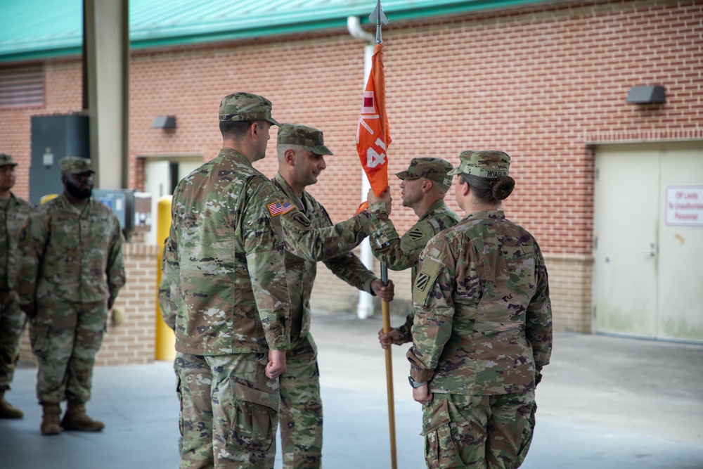 The 414th Signal Company changes command