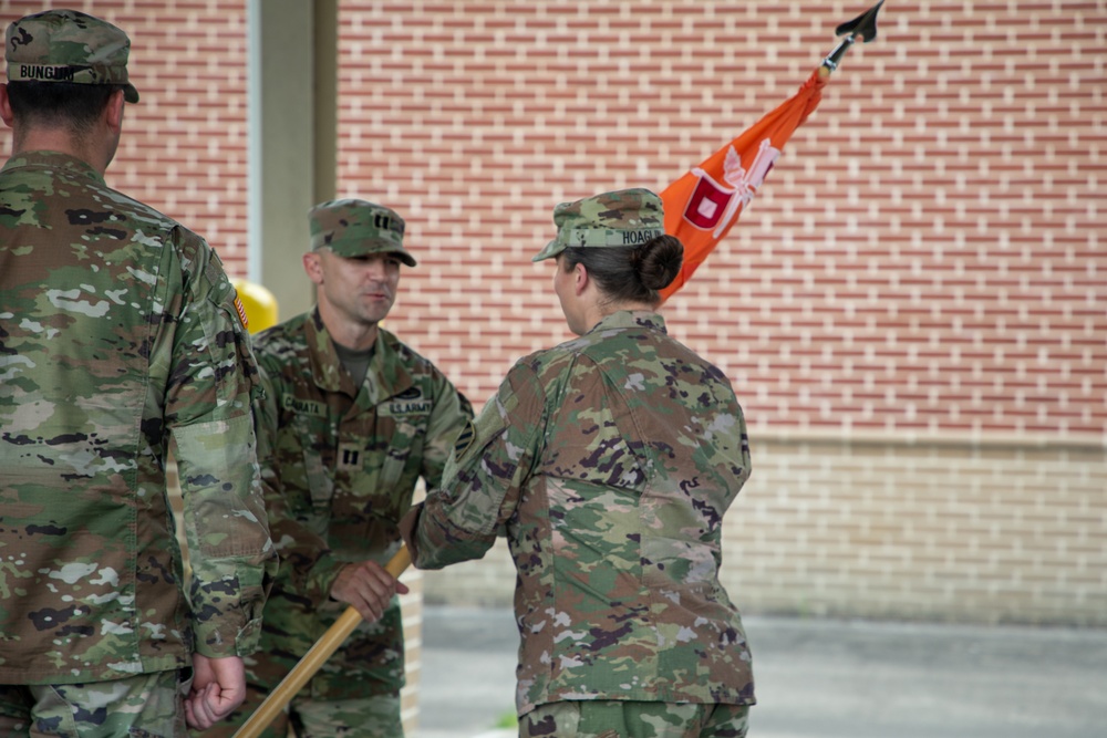 The 414th Signal Company changes command